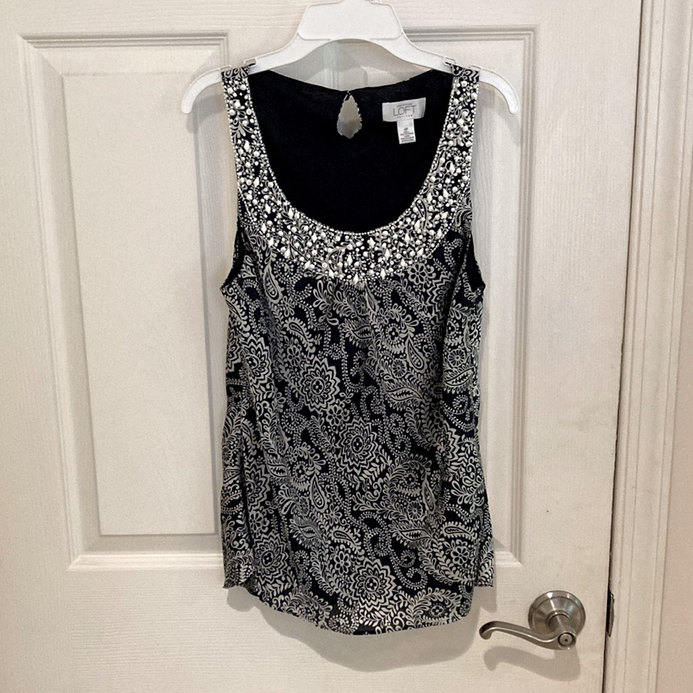 Loft 4 petite sleeveless top. Black and silver design. White bean studded rim.